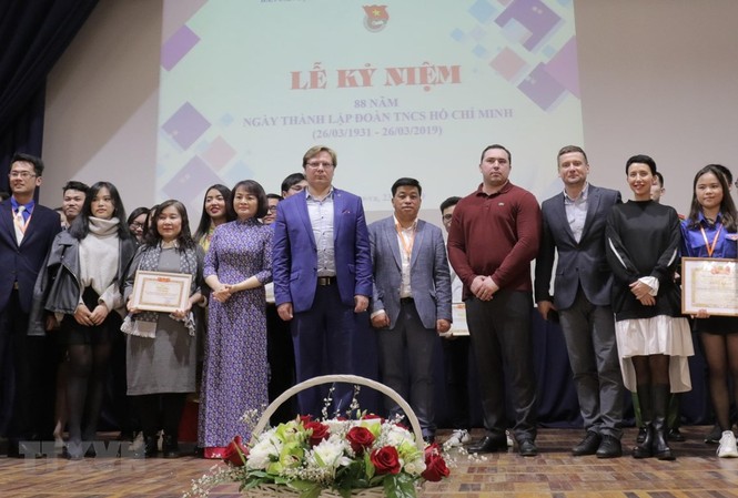 BẢN TIN THÁNG THANH NIÊN 2019: Kỷ niệm 88 năm ngày thành lập Đoàn tại Nga Các đoàn viên thanh niên được trao tặng bằng khen chụp ảnh cùng các vị khách. Ảnh: Hồng Quân