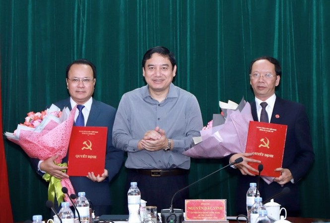 Công bố quyết định nhân sự của Ban Bí thư Trung ương Đảng Đồng chí Nguyễn Đắc Vinh trao quyết định và chúc mừng các đồng chí Nguyễn Nam Đình, Bùi Thanh An.