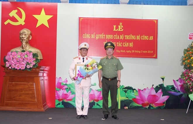 Trao quyết định của Bộ trưởng Bộ Công an về công tác cán bộ Thượng tướng Nguyễn Văn Thành trao quyết định và chúc mừng Đại tá Nguyễn Văn Trãi.