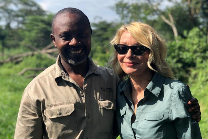 Uganda bắt giữ tám nghi phạm trong vụ bắt cóc du khách Mỹ Khách du lịch Hoa Kỳ Kimberly Sue Endicott chụp ảnh với hướng dẫn viên của cô, Jean Paul Mirenge ở Uganda.