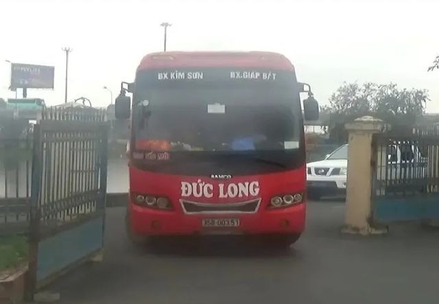 Xe khách 29 chỗ 'nhồi nhét' 64 người từ Hà Nội đi Ninh Bình Xe khách 29 chỗ vi phạm, chở 64 hành khách từ Hà Nội đi Ninh Bình bị CSGT xử lý
