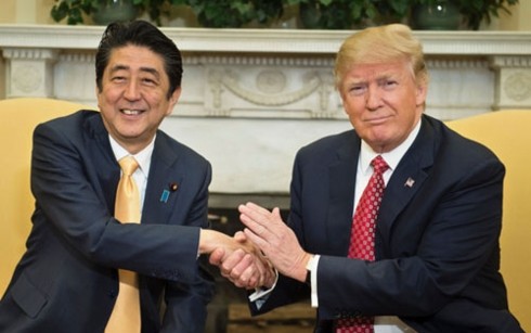 Tổng thống Mỹ Trump sắp thăm Nhật Bản Tổng thống Mỹ Donald Trump trong cuộc gặp Thủ tướng Nhật Bản Shinzo Abe. (Ảnh: Getty)