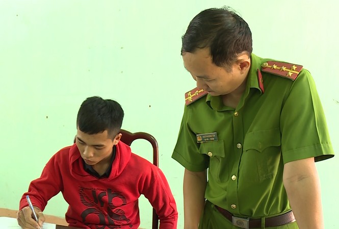 Thanh niên 17 tuổi phóng hỏa đốt nhà nghỉ vì bạn gái mất xe máy Thanh niên 17 tuổi phóng hỏa đốt nhà nghỉ vì bạn gái mất xe máy
