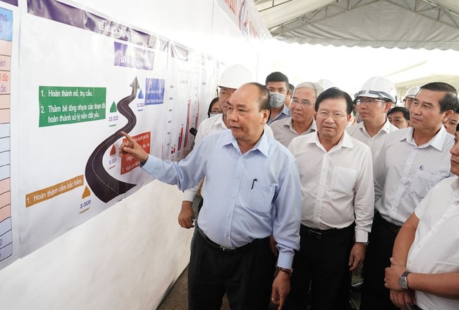 Thủ tướng Chính phủ kiểm tra dự án cao tốc Trung Lương – Mỹ Thuận Thủ tướng Nguyễn Xuân Phúc, Phó Thủ tướng Trịnh Đình Dũng cùng lãnh đạo một số bộ, ngành kiểm tra tiến độ thi công dự án - Ảnh: VOV