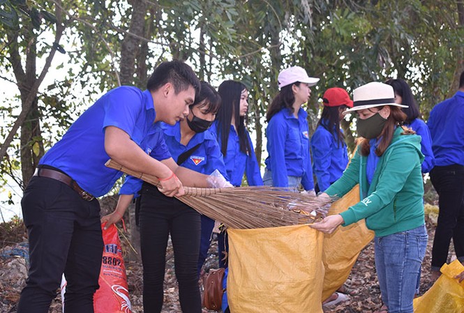 Hàng nghìn bạn trẻ miền Tây tham gia bảo vệ môi trường Hàng nghìn bạn trẻ miền Tây tham gia bảo vệ môi trường