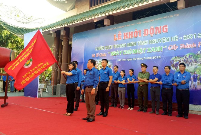 Không để chiến dịch hè trở thành hình thức Chị Lư Thị Ngọc Anh – Phó bí thư Thành Đoàn Cần Thơ – Chỉ huy trưởng Ban Chỉ huy Chiến dịch thanh niên tình nguyện hè năm 2019, nhận cờ lệnh từ lãnh đạo thành phố.