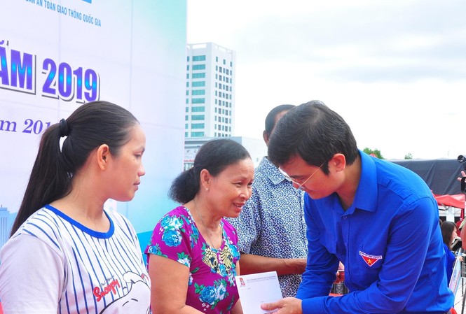Ngày hội Thanh niên với Văn hóa giao thông Bí thư Trung ương Đoàn Bùi Quang Huy tặng quà cho gia đình nạn nhân ị tai nạn giao thông. Ảnh: Hoà Hội