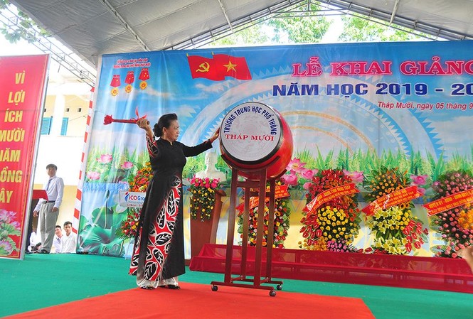 Chủ tịch Quốc hội đánh trống khai giảng năm học mới ở Đồng Tháp Chủ tịch Quốc hội đánh trống khai giảng năm học mới ở Đồng Tháp