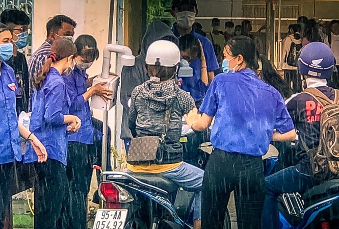 Cảm động tình nguyện viên dầm mưa hỗ trợ thí sinh thi tốt nghiệp THPT Cảm động tình nguyện viên dầm mưa hỗ trợ thí sinh thi tốt nghiệp THPT