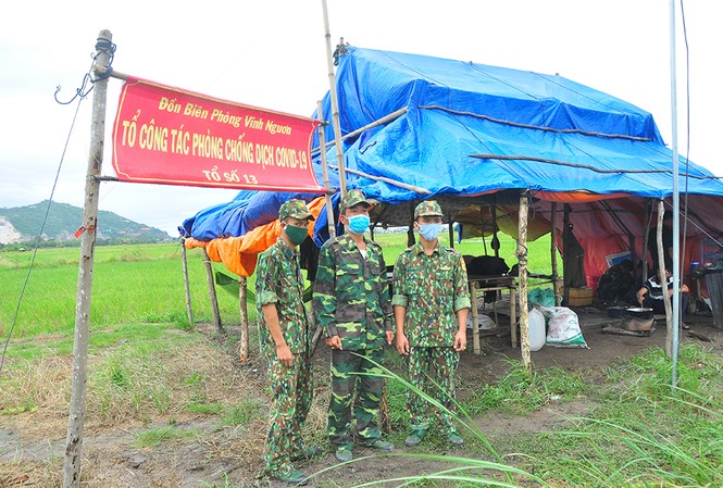 Người dân tiếp tế cho bộ đội chống dịch ở biên giới Người dân tiếp tế cho bộ đội chống dịch ở biên giới