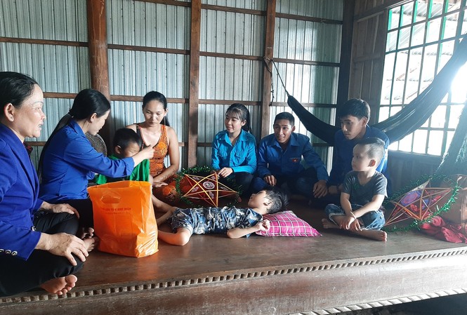 Đoàn viên rửa xe gây quỹ tặng quà cho trẻ khuyết tật vui trung thu Đoàn viên rửa xe gây quỹ tặng quà cho trẻ khuyết tật vui trung thu