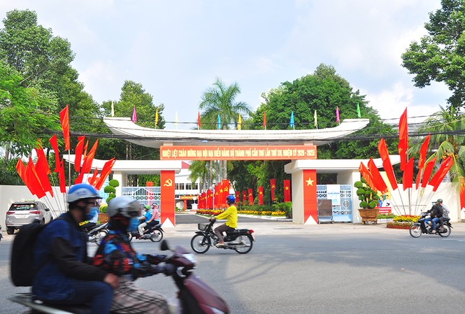 Đường phố Cần Thơ rợp bóng cờ hoa chào mừng Đại hội Đảng Đường phố Cần Thơ rợp bóng cờ hoa chào mừng Đại hội Đảng