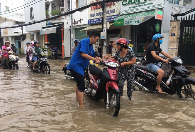 Áo xanh tình nguyện giúp dân vượt qua 'biển nước' Áo xanh tình nguyện giúp dân vượt qua 'biển nước'