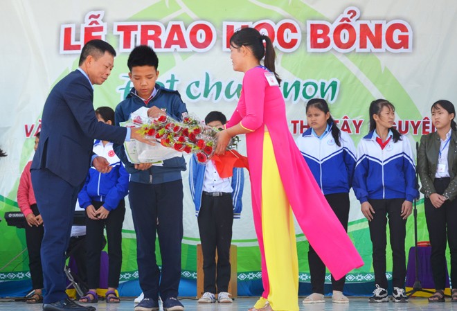 'Niềm tin chiến thắng' cho trò nghèo vùng sâu Nhà báo Phùng Công Sưởng - Phó Tổng biên tập báo trao học bổng cho các em