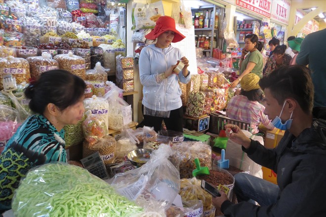 Đặc sản nước ngoài đổ bộ chợ tết tại TPHCM Nhiều loại bánh, mứt tết chỉ được tiểu thương ghi sơ sài tên sản phẩm bằng bút lông trên bao nilon