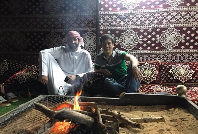 Lạc đà, đàn ông và siêu xe ở UAE Tác giả và Hamad