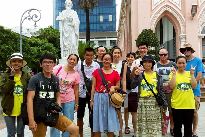 Khởi nghiệp bằng… cuốc bộ Ngoài việc giúp các HDV nâng cao kỹ năng tiếng Anh, Danang Free Walking Tour còn góp phần đưa hình ảnh Ðà Nẵng ra thế giới
Ảnh: NVCC