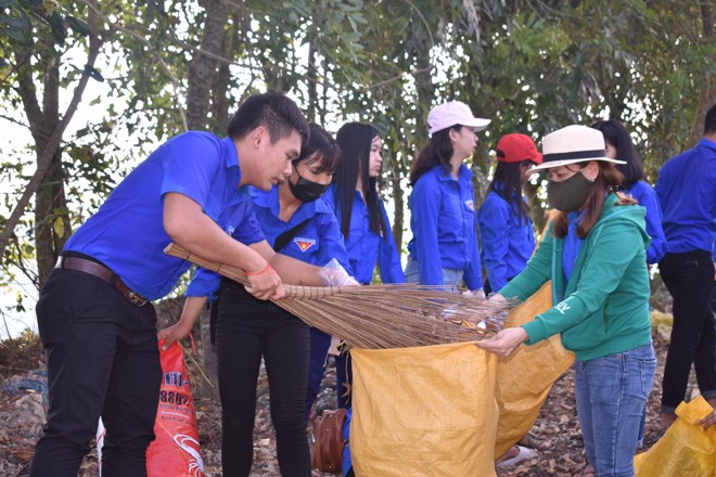 Chung tay giải quyết những điểm nóng môi trường Tuổi trẻ Hậu Giang vệ sinh môi trường hưởng ứng Ngày Chủ nhật xanh Ảnh: TÐCC