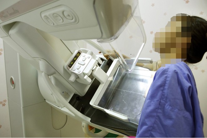 Kỹ thuật hiện đại có thể điều trị khỏi ung thư vú Chẩn đoán sớm để phát hiện ung thư vú Ảnh: Thái Hà