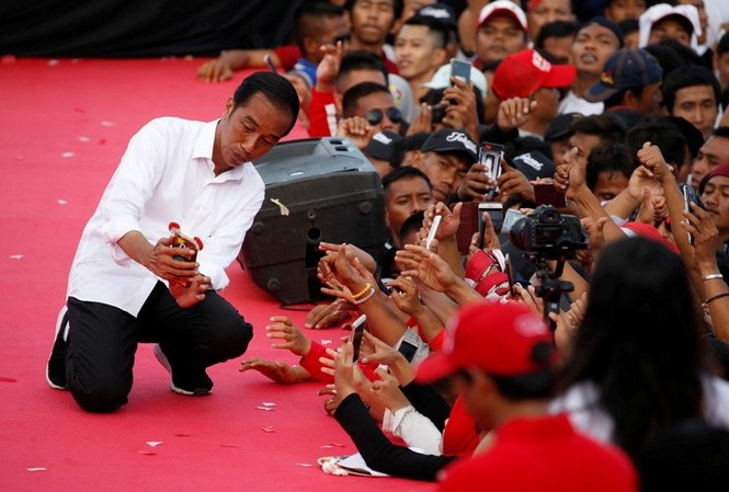 Sơ bộ kết quả bầu cử Indonesia: Đương kim tổng thống rộng đường chiến thắng Tổng thống Widodo selfie cùng những người ủng hộ trong một sự kiện vận động cử tri Ảnh: Reuters