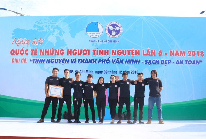 Những 'hiệp sĩ' cứu hộ trong đêm Nhóm được nhận bằng khen cho việc làm vì cộng đồng của mình Ảnh: NVCC