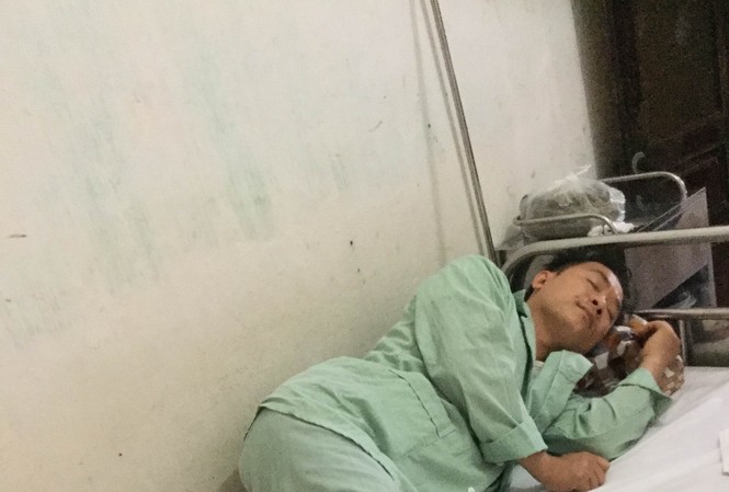 Thực hư vụ hai ca sỹ choảng nhau vỡ đầu ở Lạng Sơn Ông Lý Văn Hiệu đang nằm điều trị tại bệnh viện .Ảnh: Duy Chiến