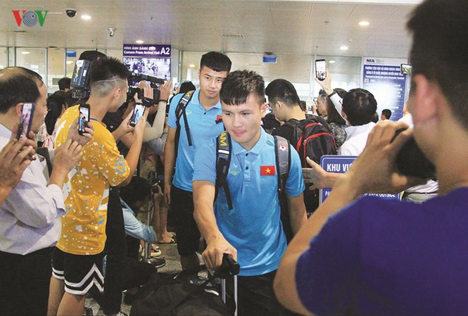 Sau King’s Cup: Các tuyển thủ về CLB chuẩn bị cho V-League Các tuyển thủ VN về nước trong vòng vây của người hâm mộ ảnh: VFF