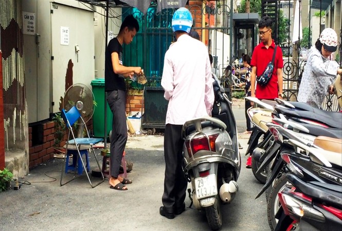 Phát loa miễn phí nhưng tiền vẫn thu Nhân viên bảo vệ không mặc đồng phục thu 3.000 đồng của người dân tại Công an quận Thanh Xuân Ảnh: Võ Hóa