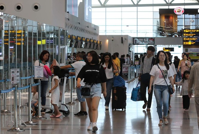 Quanh đề xuất thu phí chia tay: Chưa hợp lí Đại biểu Nguyễn Quốc Hưng đề xuất: Việt Nam nên học tập một số nước thu “phí chia tay” hay “phí du lịch” đối với công dân xuất cảnh
Ảnh: Như Ý