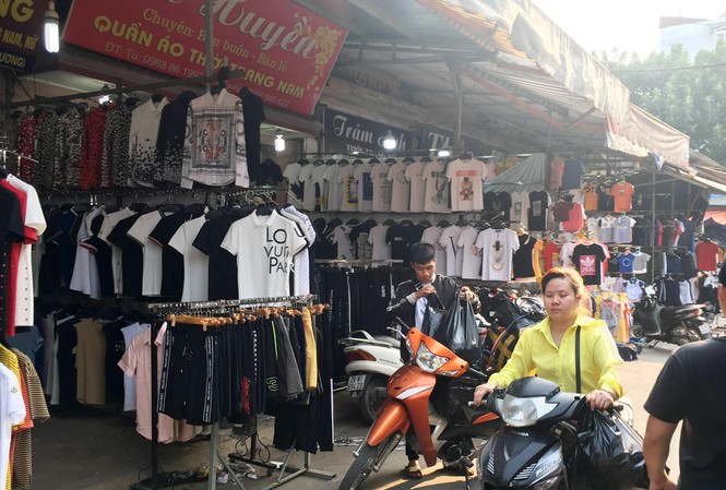 Xử lý hàng giả, hàng nhái: Không chạy theo số lượng, thành tích Quần áo nhái các nhãn hiệu nổi tiếng thế giới bán công khai tại chợ Ninh Hiệp (Hà Nội) Ảnh: Minh Châu