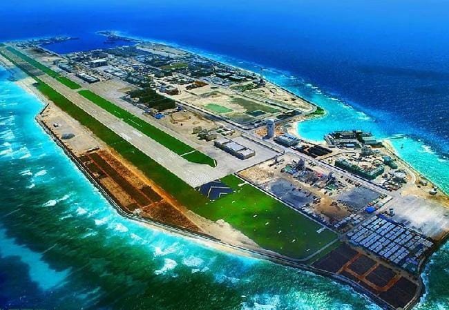 Cơn bão địa chính trị trên biển Đông Trung Quốc ngang nhiên quân sự hóa 7 đảo nhân tạo trên biển Đông, xây dựng sân bay cấp quân sự, trại lính, nhà kho và các cơ sở hỗ trợ trên đá Chữ Thập
Ảnh: AMTI