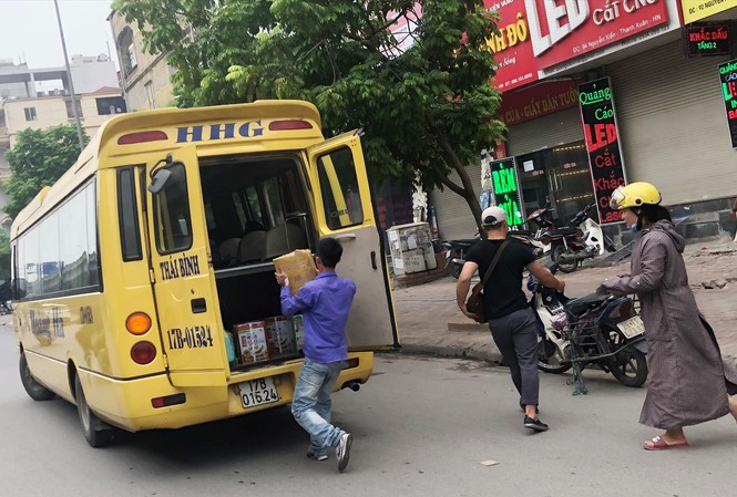 Tràn lan xe khách không phép tuyến Quảng Ninh - Hà Nội Có biển cấm dừng đỗ, nhưng xe hợp đồng vẫn ngang nhiên bắt khách trên đường Nguyễn Xiển, Hà NộiẢnh: Anh Trọng