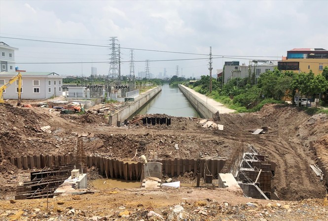 Đường ngập, trạm bơm ngàn tỷ không đủ nước: Trách nhiệm các bên đến đâu? Nhà máy đã xây xong nhưng kênh dẫn nước tại trạm Yên Nghĩa vẫn ngổn ngang
Ảnh: Anh Trọng
