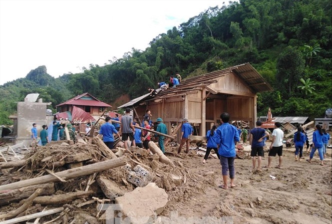 Vì sao cây gỗ khủng gây thiệt hại kinh hoàng ở Sa Ná? Đoàn viên thanh niên hỗ trợ người dân Sa Ná xây dựng lại nhà sau lũẢnh: Hoàng Lam