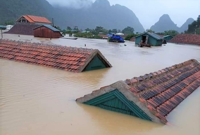 Phó Thủ tướng vào 'tâm lũ' động viên bà con Hàng trăm nhà dân ở Tân Hóa, Quảng Bình bị ngập tới nóc