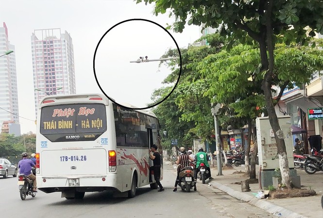 Camera xử phạt xe khách vi phạm tại bến xe: Tê liệt sau 3 tháng thí điểm Cả rừng camera giao thông trên đường Giải Phóng đoạn trước bến Giáp Bát nhưng xe khách vẫn vô tư bắt khách bên dưới Ảnh: A.Trọng