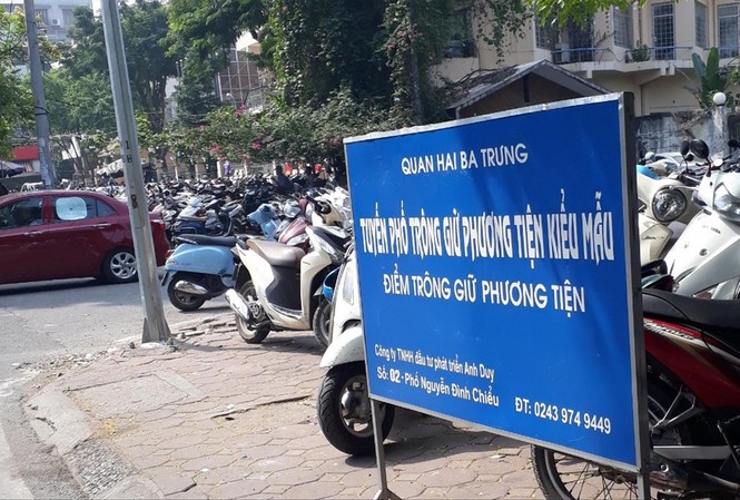 Bãi giữ xe tái chiếm vỉa hè: Ùn ứ, thất thu, 'chặt chém' Trưng biển “Tuyến đường trông giữ phương tiện kiểu mẫu” nhưng điểm gửi xe trên phố Nguyễn Đình Chiểu chiếm gần trọn vỉa hè, thu tiền vé xe máy vượt 5.000 đồng/xeẢnh: Nguyễn Thắng