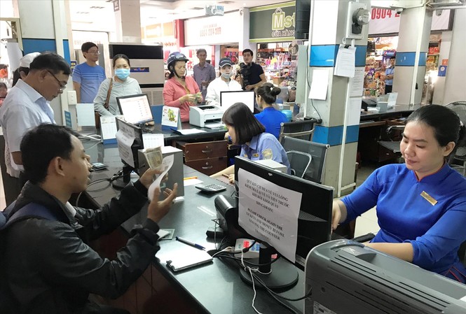 Chật vật tìm kiếm vé xe, vé tàu về Tết Người dân mua vé tàu tết tại ga Sài Gòn