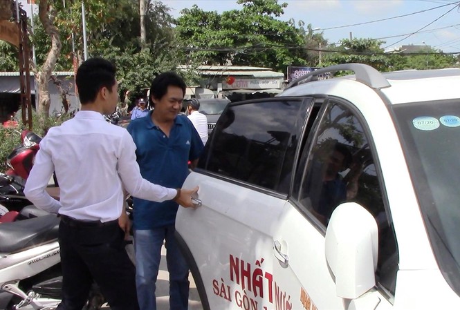 Một khách nhậu say được nhân viên nhà hàng ở quận Thủ Đức, TPHCM chở về bằng xe của quán Ảnh: Ngô Bình