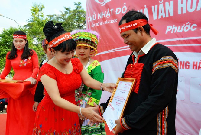 Ngày hội nhân ái ở Tây Nguyên Nhiều phần thưởng đã được trao cho đại diện các nhóm đồng bào đi hiến máu
