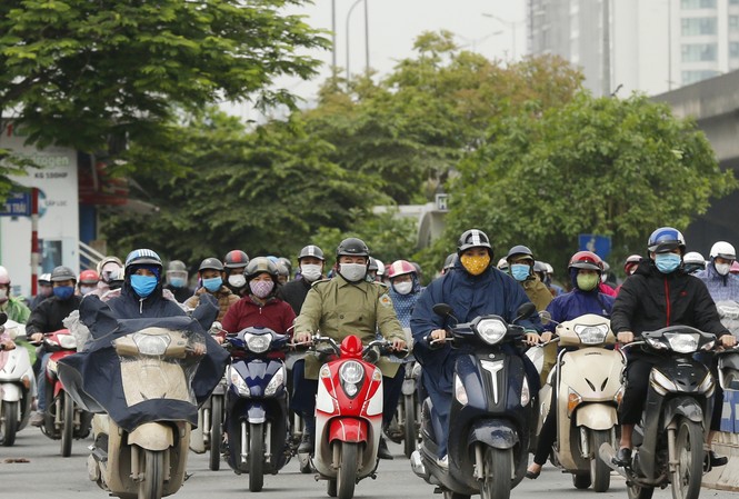 Nếu nới lỏng giãn cách, nguy cơ bùng phát trở lại dịch COVID -19 Dịch còn kéo dài, nếu chủ quan, lơi lỏng nguy cơ bùng phát trở lại (Trong ảnh: Người dân Thủ đô đổ ra đường ngày đầu tuần) Ảnh: Như Ý