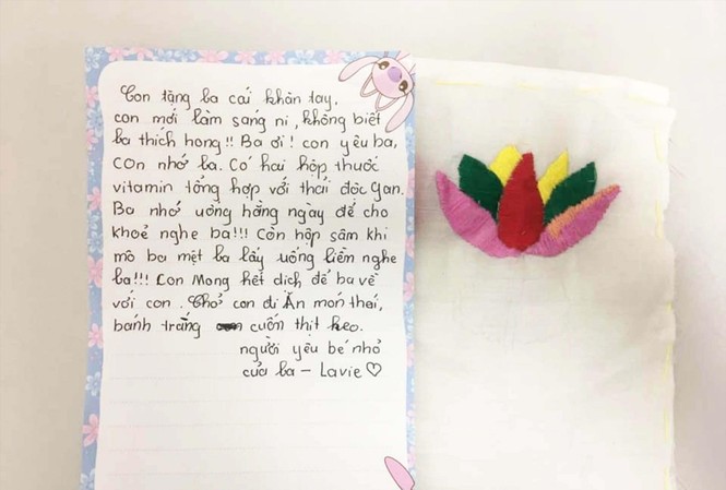 Nhật ký ứng phó COVID-19: Tặng ba chiếc khăn tay con thêu Bức thư và khăn tay bé Lavie gửi cho bố mình. Ảnh: T.A.V