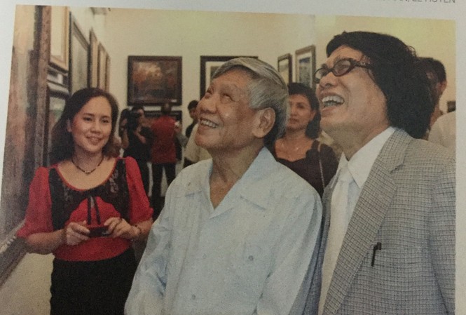 Tổng Bí thư  Lê Khả Phiêu thăm triển lãm tranh của họa sĩ Lê Hàn và Lê Huyên năm 2001