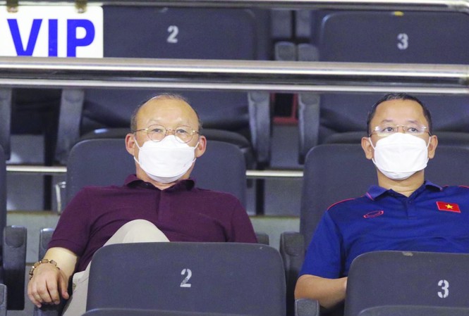 Ông Park Hang Seo và nỗi lo 'sướng trước, khổ sau' HLV Park Hang Seo (bên trái) đối mặt với lịch thi đấu dày đặc của các đội tuyển VN trong năm 2021. Ảnh: Hữu Phạm