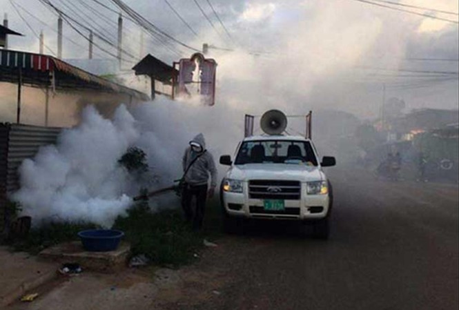 Chikungunya nguy hiểm đến mức nào? Đội ngũ y tế Campuchia phun khử trùng ở những ngôi làng xuất hiện bệnh Chikungunya