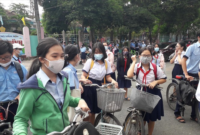 TPHCM: Sức ép từ làn sóng nhập cư Áp lực trường lớp ở TPHCM ngày càng lớn vì số lượng học sinh tăng cao và phải thực hiện chương trình học 2 buổi/ngày