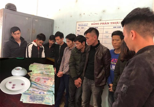 Bắt quả tang 12 đối tượng đánh bạc Bắt quả tang 12 đối tượng đánh bạc