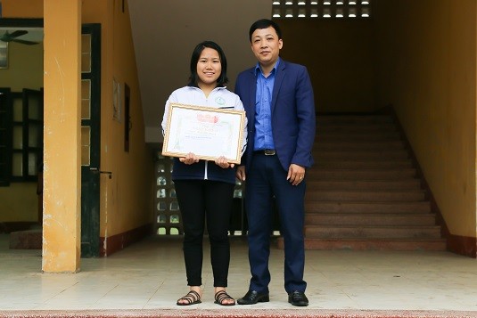 Khen thưởng nữ sinh cứu em nhỏ rơi xuống giếng sâu Nữ sinh Mạch Thị Nhung