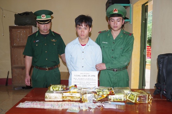 Bắt đối tượng vận chuyển 10 kg ma túy đá đi tiêu thụ Vàng A Dơ và tang vật