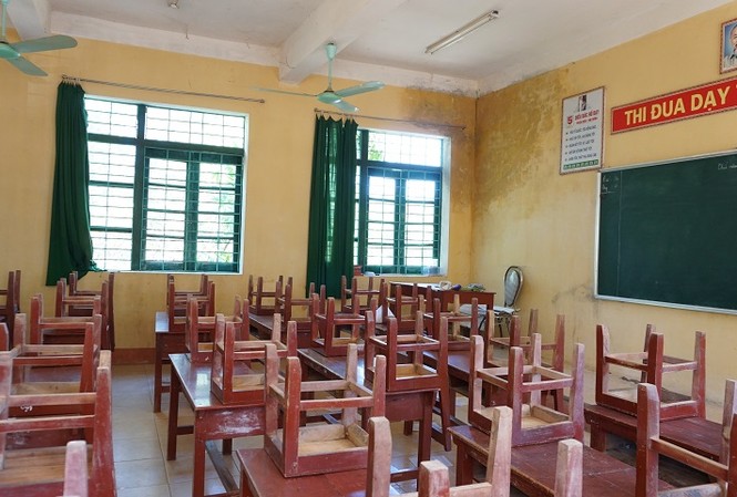 Phòng học bạc tỷ, mới đưa vào sử dụng đã nứt toác Phòng học nứt ẩm